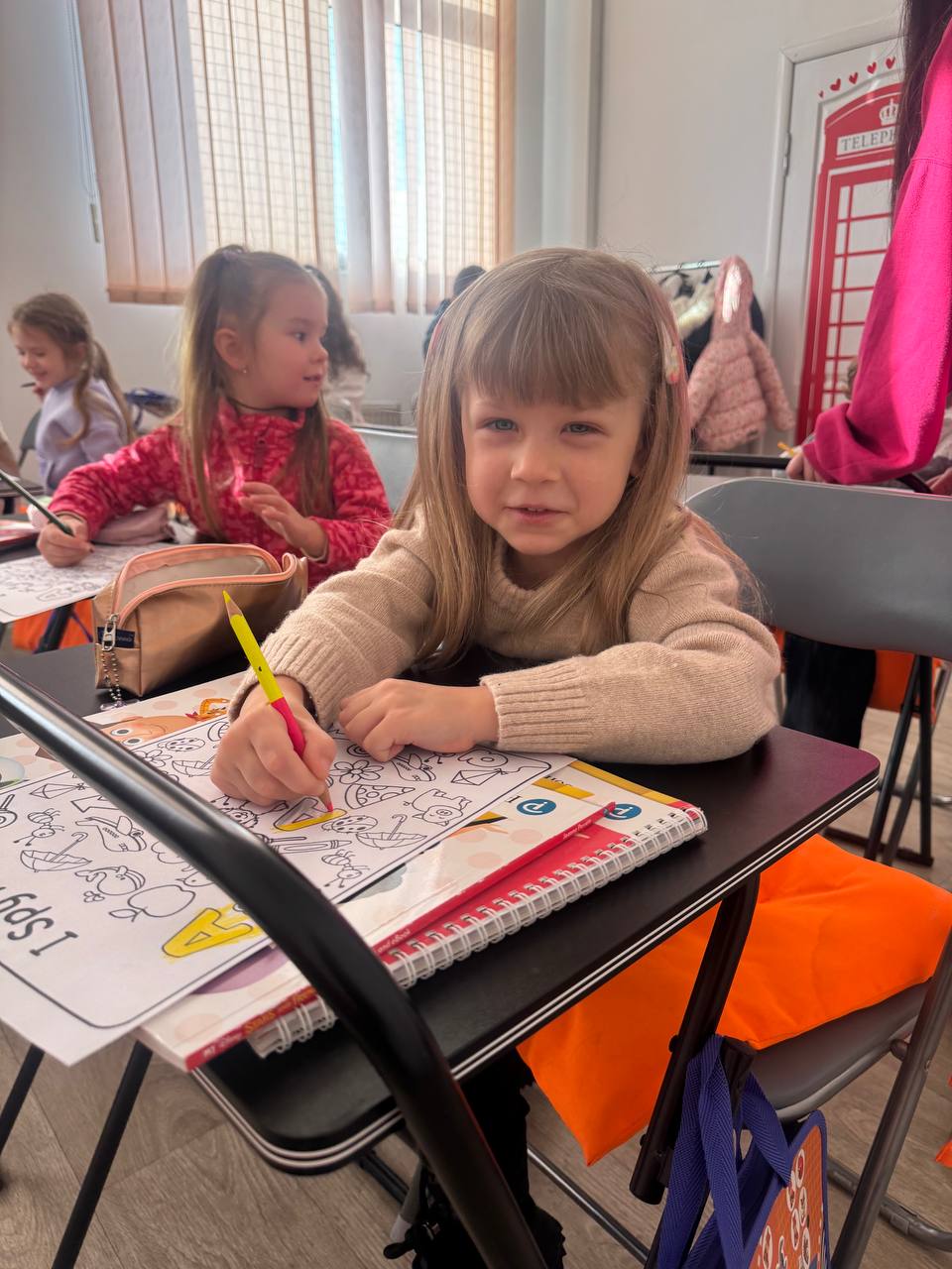Учениця Fox English Academy на занятті англійської для дітей у Чернівцях